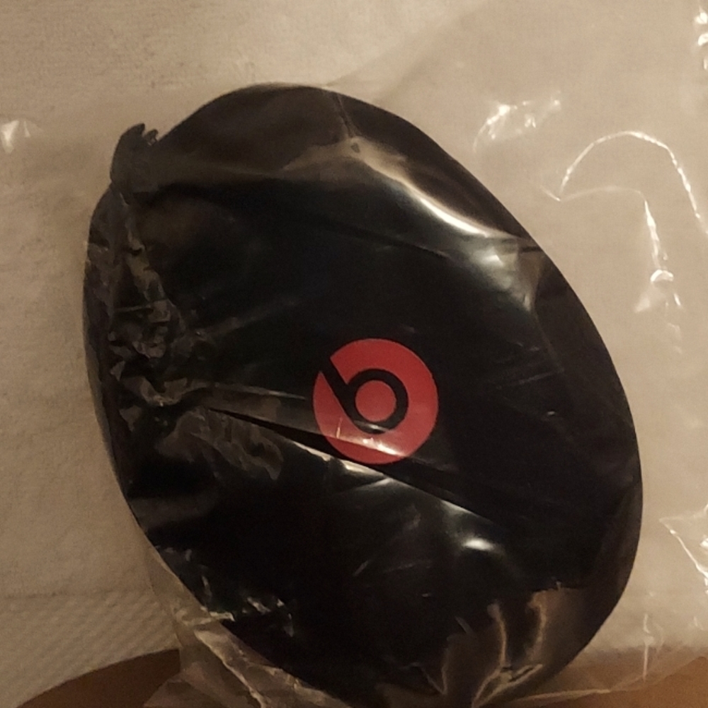 A beats solo headphones 🎧 brand New storage case